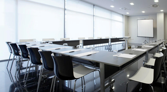 Sala de talleres en forma de U
